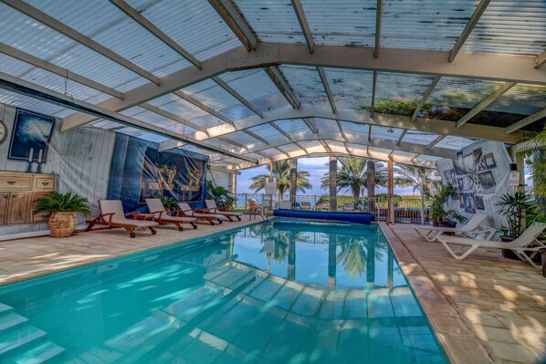 Una piscina cubierta, una piscina al aire libre