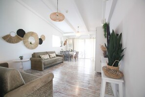 เคบิน | บริเวณนั่งเล่น | ทีวีจอแบน