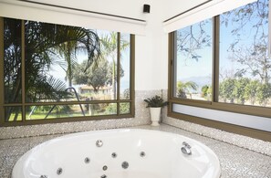 Suite | Jetted tub - The White Cabins - View (Ramot)