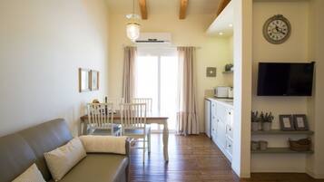 Deluxe Cabin, 1 Bedroom, Lake View | Living room | Flat-screen TV
