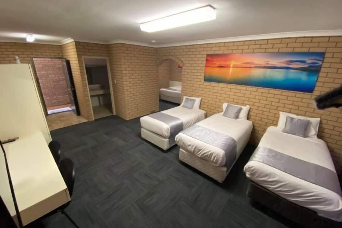 Een bureau, een strijkplank/strijkijzer, gratis wifi, beddengoed