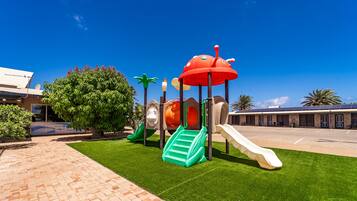 Zona de juegos infantil al aire libre