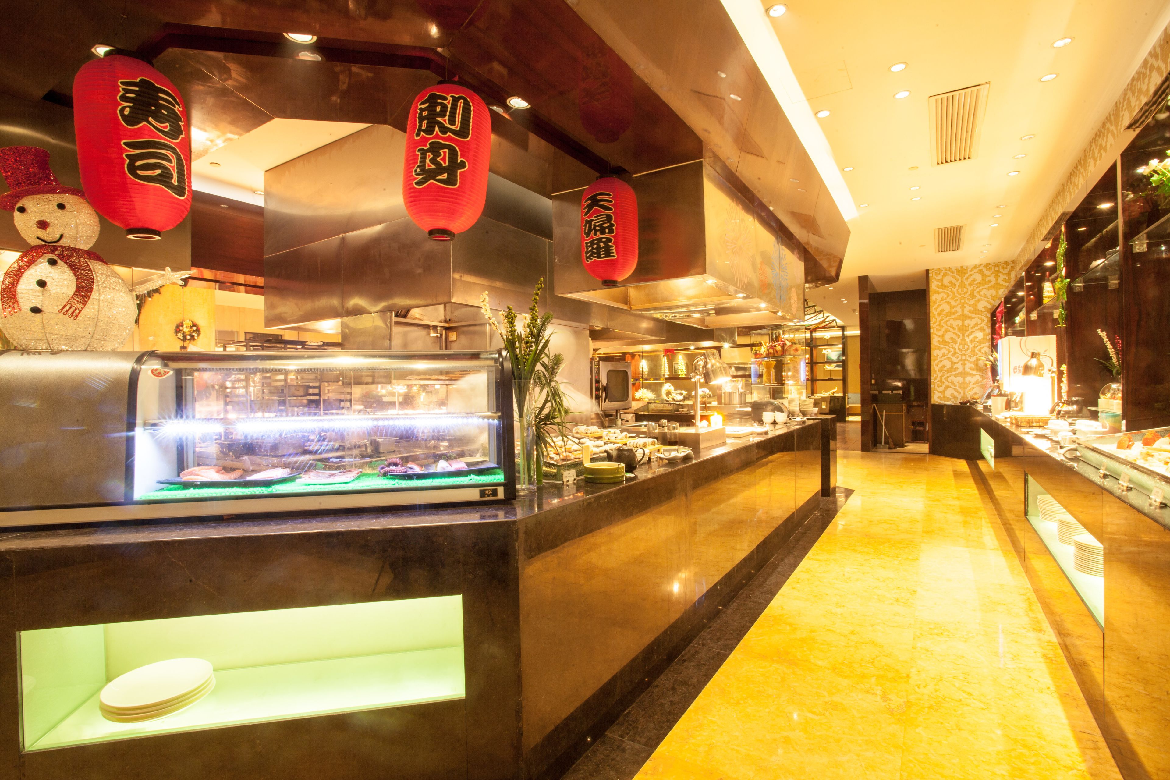 4 restaurants, breakfast served