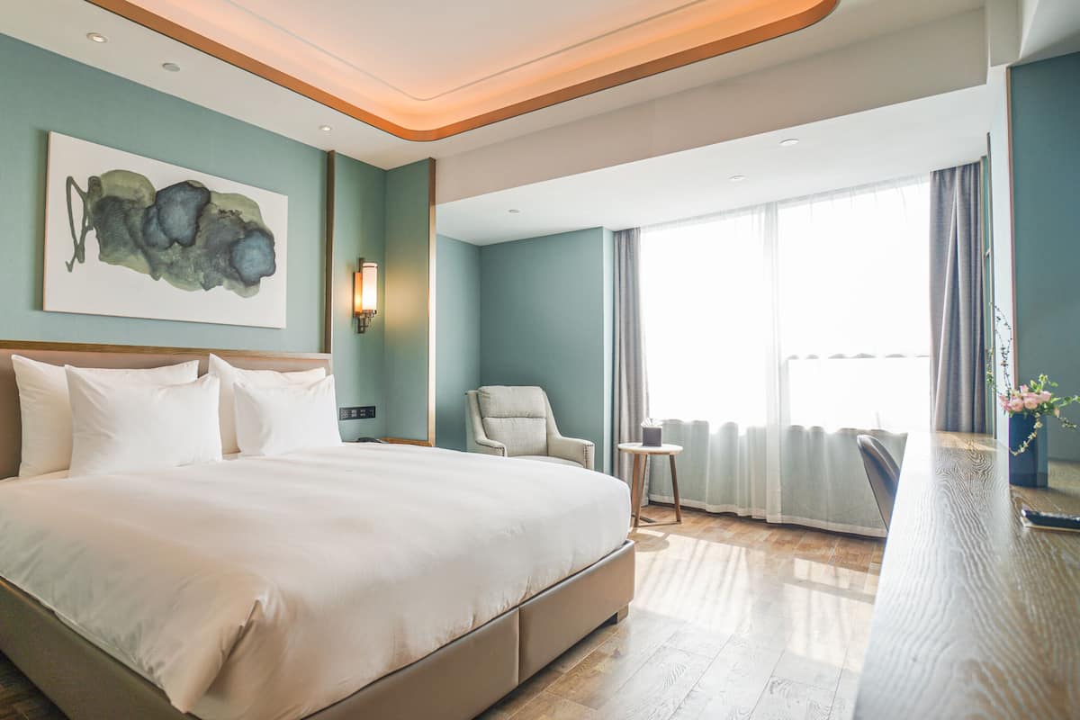 Executive kamer | Luxe beddengoed, een minibar, een kluis op de kamer, een bureau