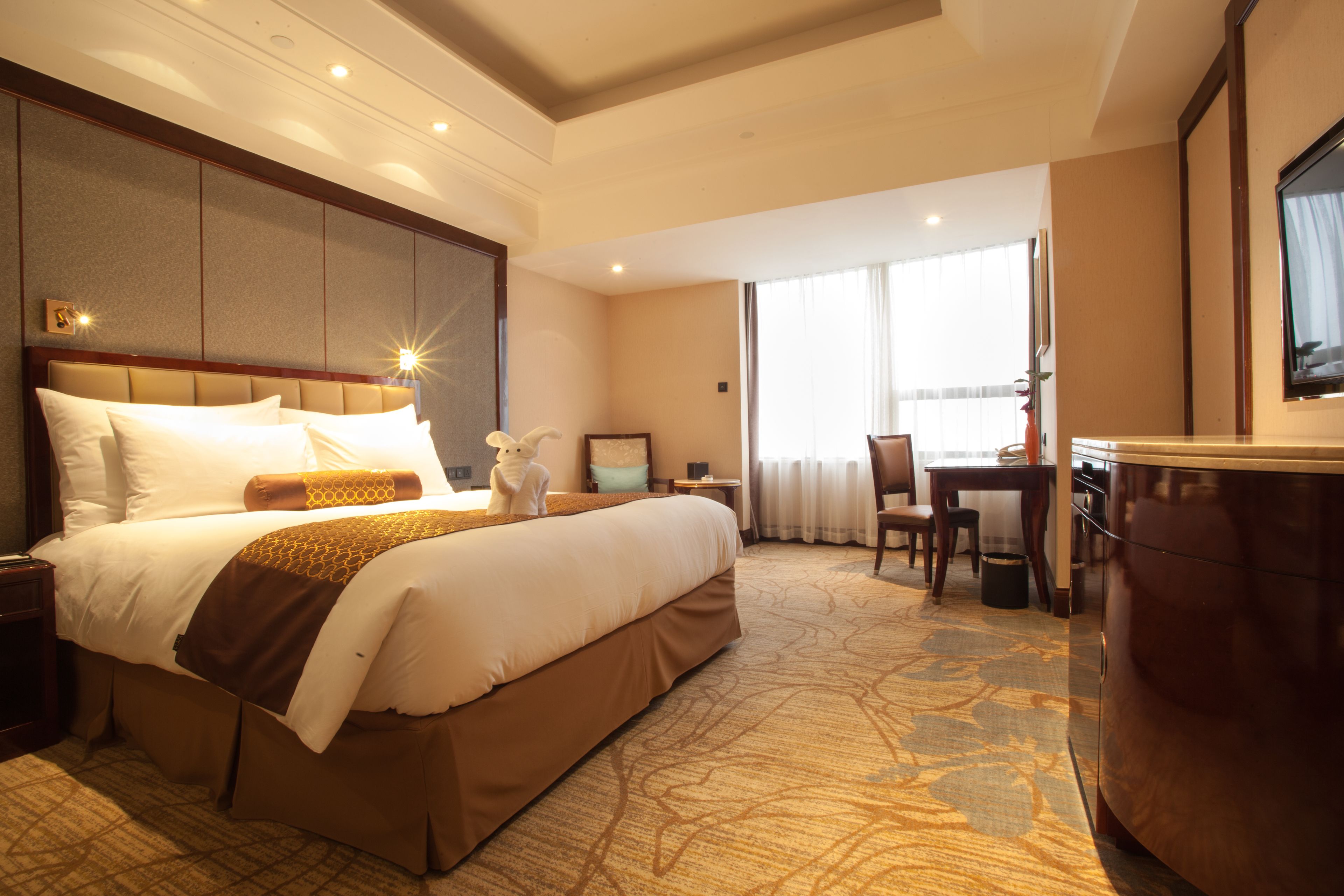 deluxe room | premium bedding, minibar, in-room safe, desk