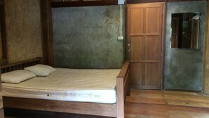 A bedroom with a wooden bed, a wooden wardrobe, and a small mirror. - Suan Pra - Inn (Pai)