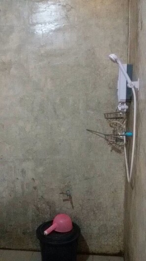 Family with Fan | Bathroom | Shower, free toiletries, towels - Suan Pra - Inn (Pai)