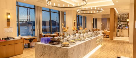 Serviço de almoço, culinária italiana, vistas para o mar