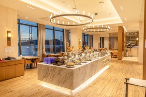 Se sirven almuerzos y cocina italiana, con vista al mar 