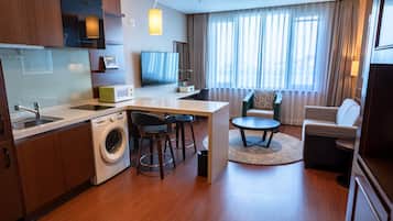 Ocean Suite | Private kitchen | Fridge, electric kettle
