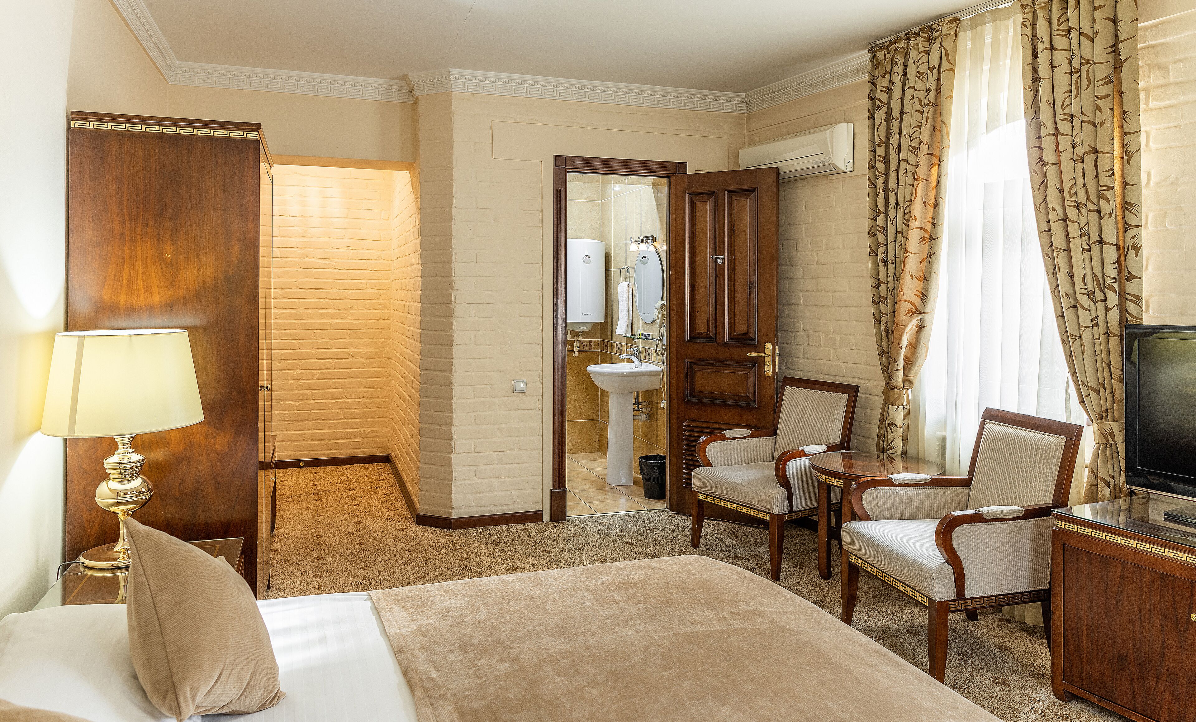 deluxe double or twin room | premium bedding, minibar, in-room safe, desk