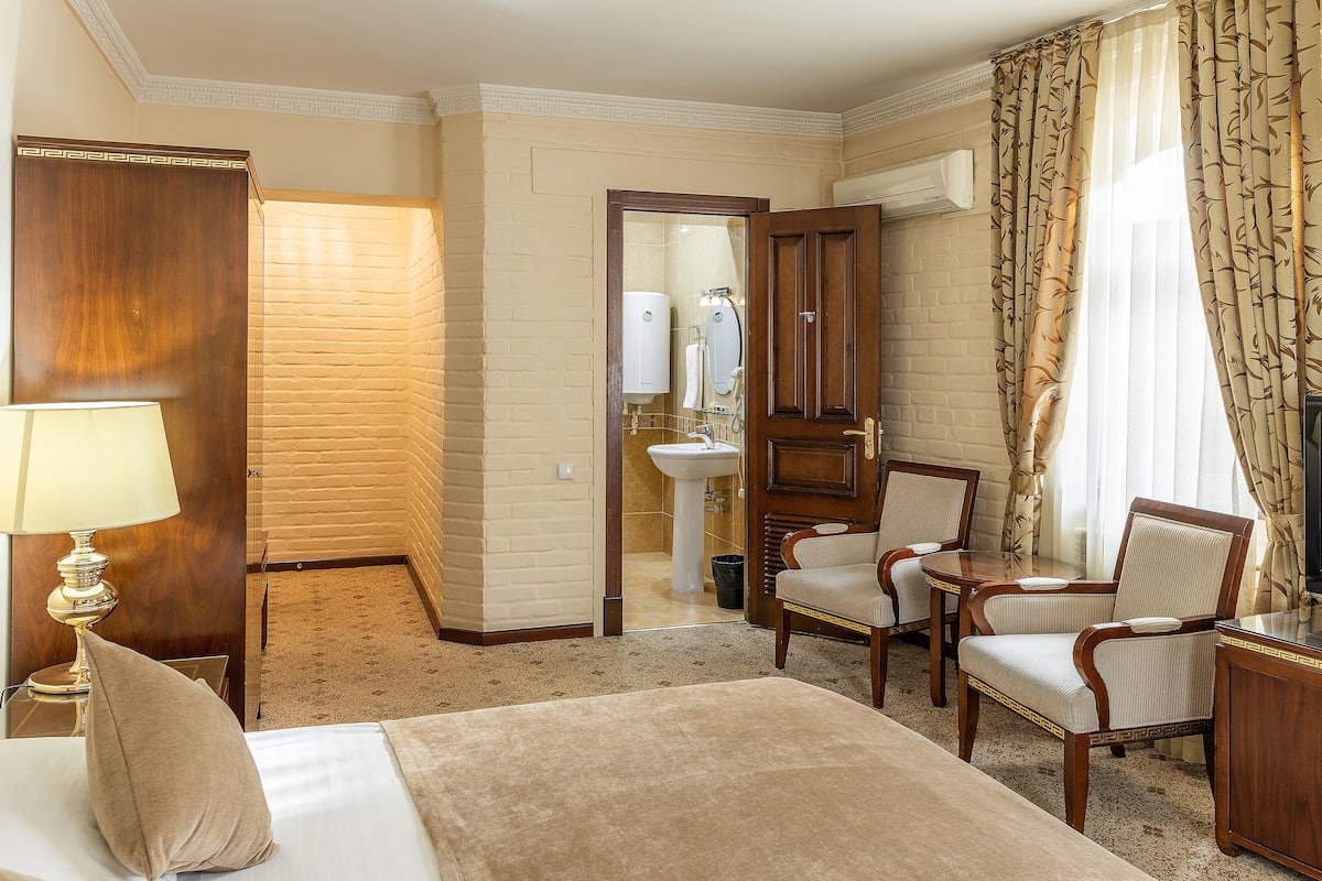 deluxe double or twin room | premium bedding, minibar, in-room safe, desk