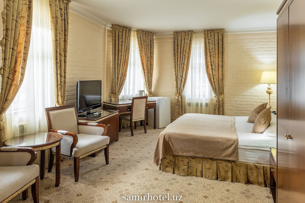 deluxe double or twin room | premium bedding, minibar, in-room safe, desk