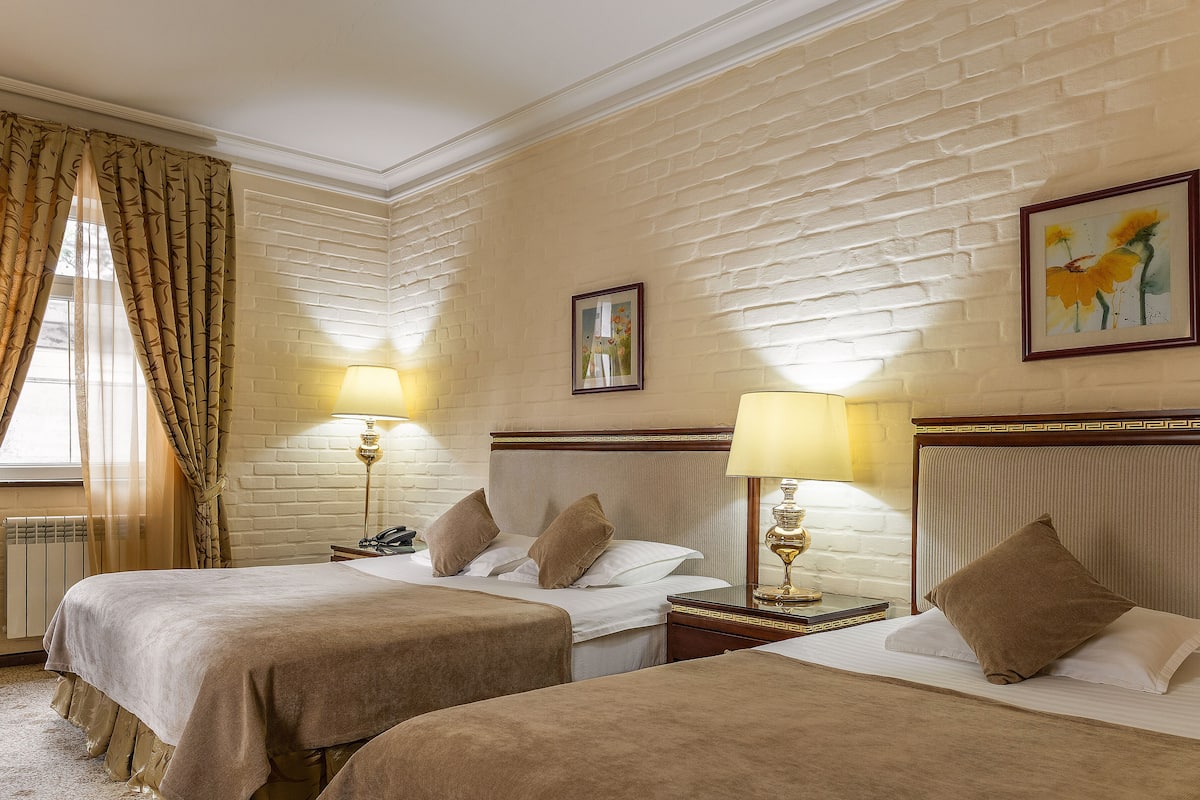 suite, 1 bedroom | premium bedding, minibar, in-room safe, desk