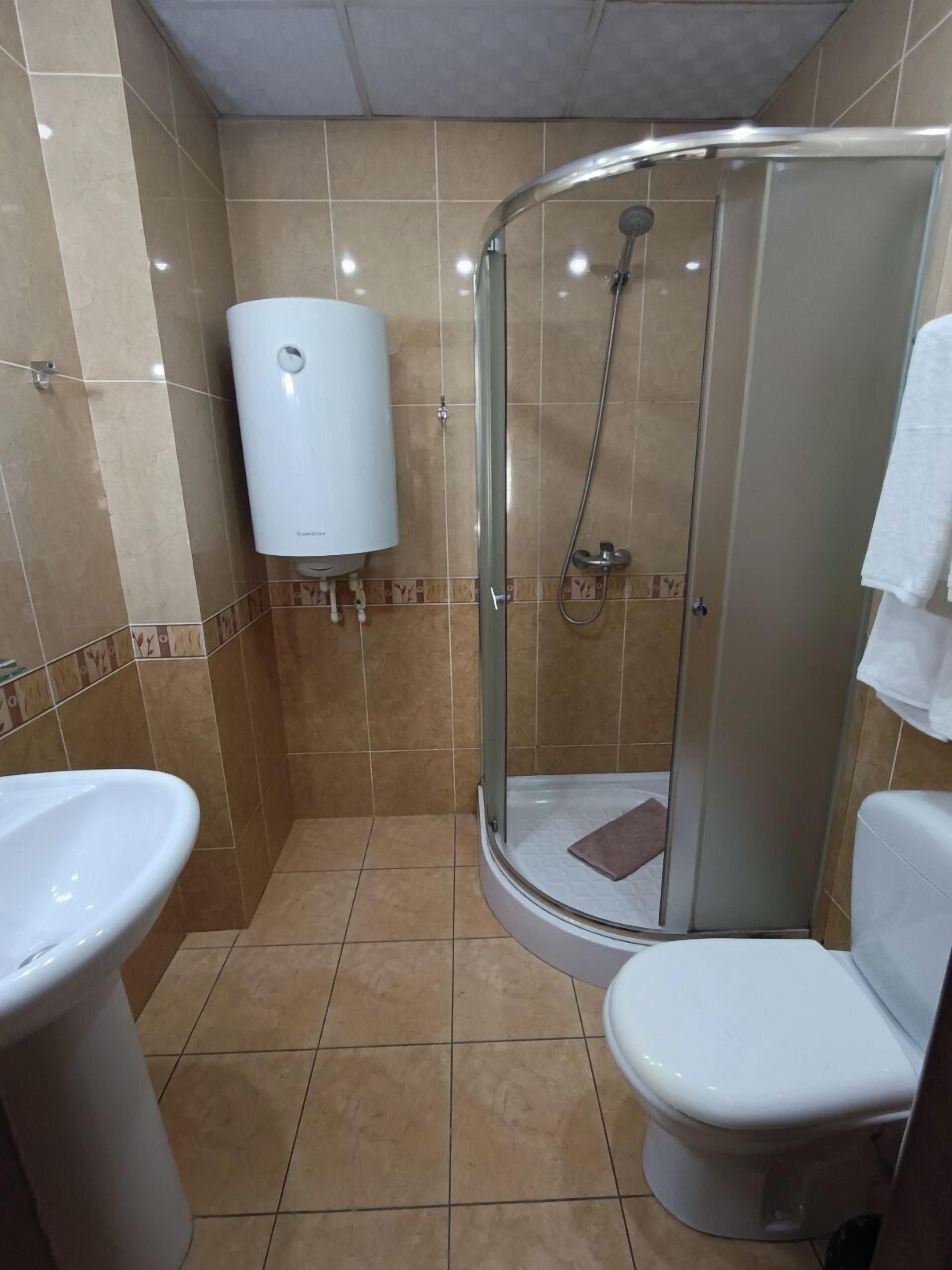 standard triple room, multiple beds | bathroom | shower, free toiletries, hair dryer, bathrobes