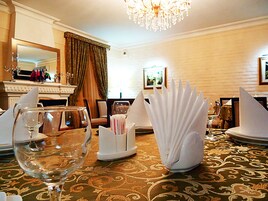 Breakfast, lunch, dinner served; local and international cuisine 