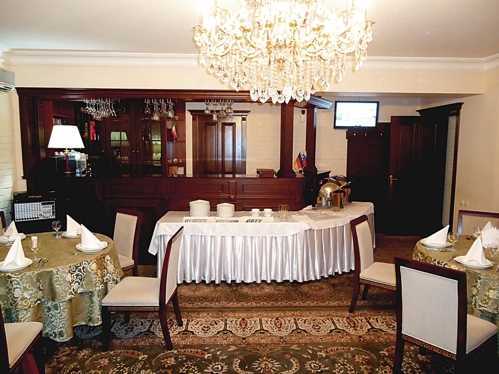 breakfast, lunch, dinner served; local and international cuisine