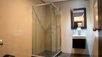 Family Quadruple Room, 2 Queen Beds | Bathroom | Shower, free toiletries, hair dryer, bidet