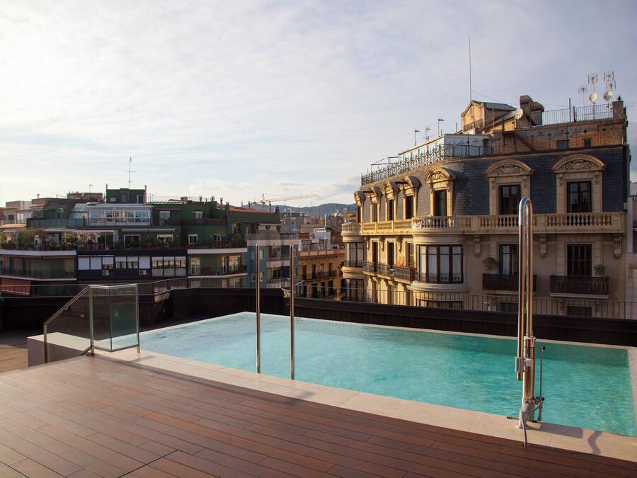 Una piscina al aire libre de temporada, sillones reclinables de piscina