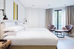 ห้องดีลักซ์ | มินิบาร์, ตู้นิรภัยในห้องพัก, โต๊ะทำงาน, ผ้าม่านกันแสง