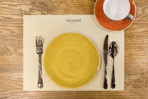 Café da manhã com buffet diário (EUR 17.50 por pessoa) 