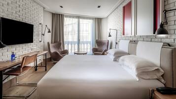 Habitación superior | Minibar, caja fuerte, escritorio y cortinas opacas