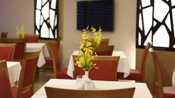 3 restaurants, breakfast, lunch, dinner served; international cuisine