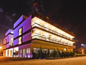 A modern hotel with multiple floors, large windows, and a flat roof. - Fayton Hotel (Akhisar)