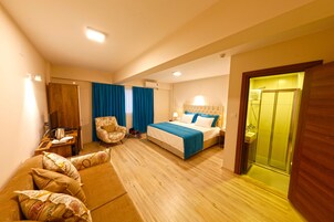 Deluxe Double Room | Minibar, in-room safe, desk, soundproofing