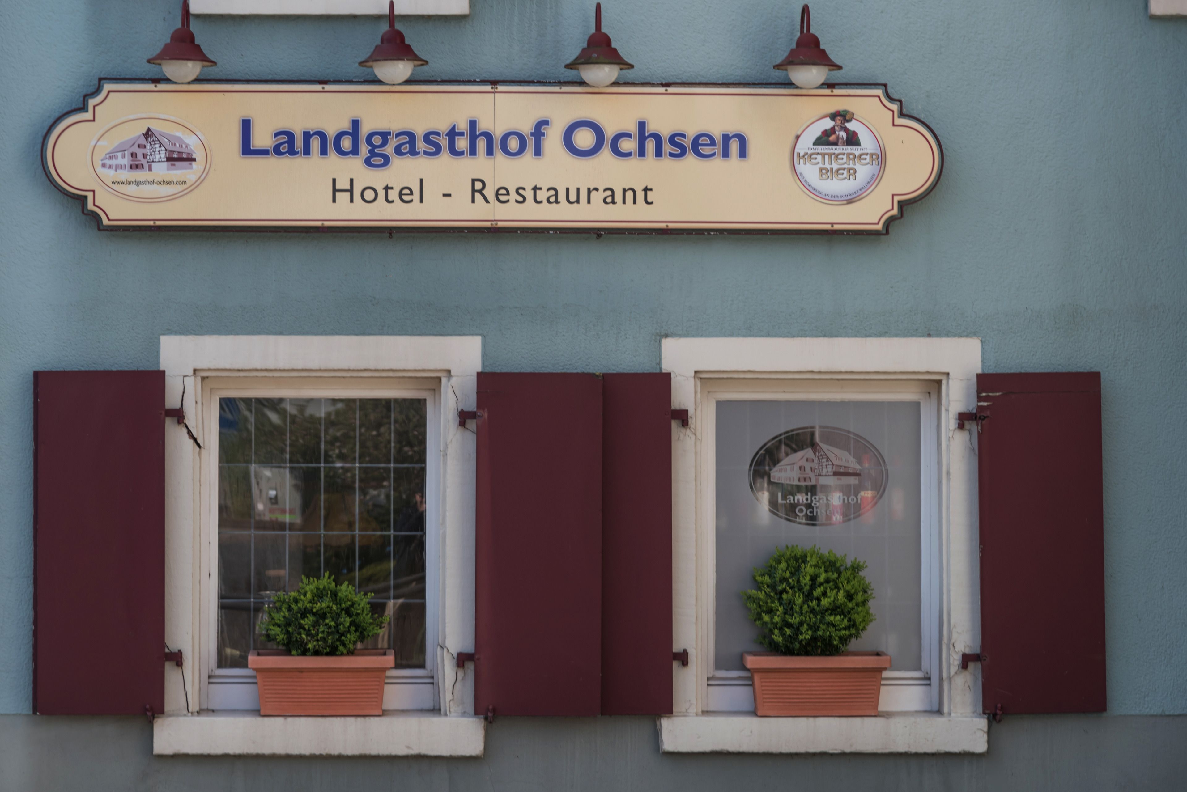 Un letrero de hotel con el nombre 'Landgasthof Ochsen' y el logotipo de 'Ketterer Bier'.