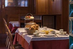 每日供應自助早餐 (每人 EUR12)