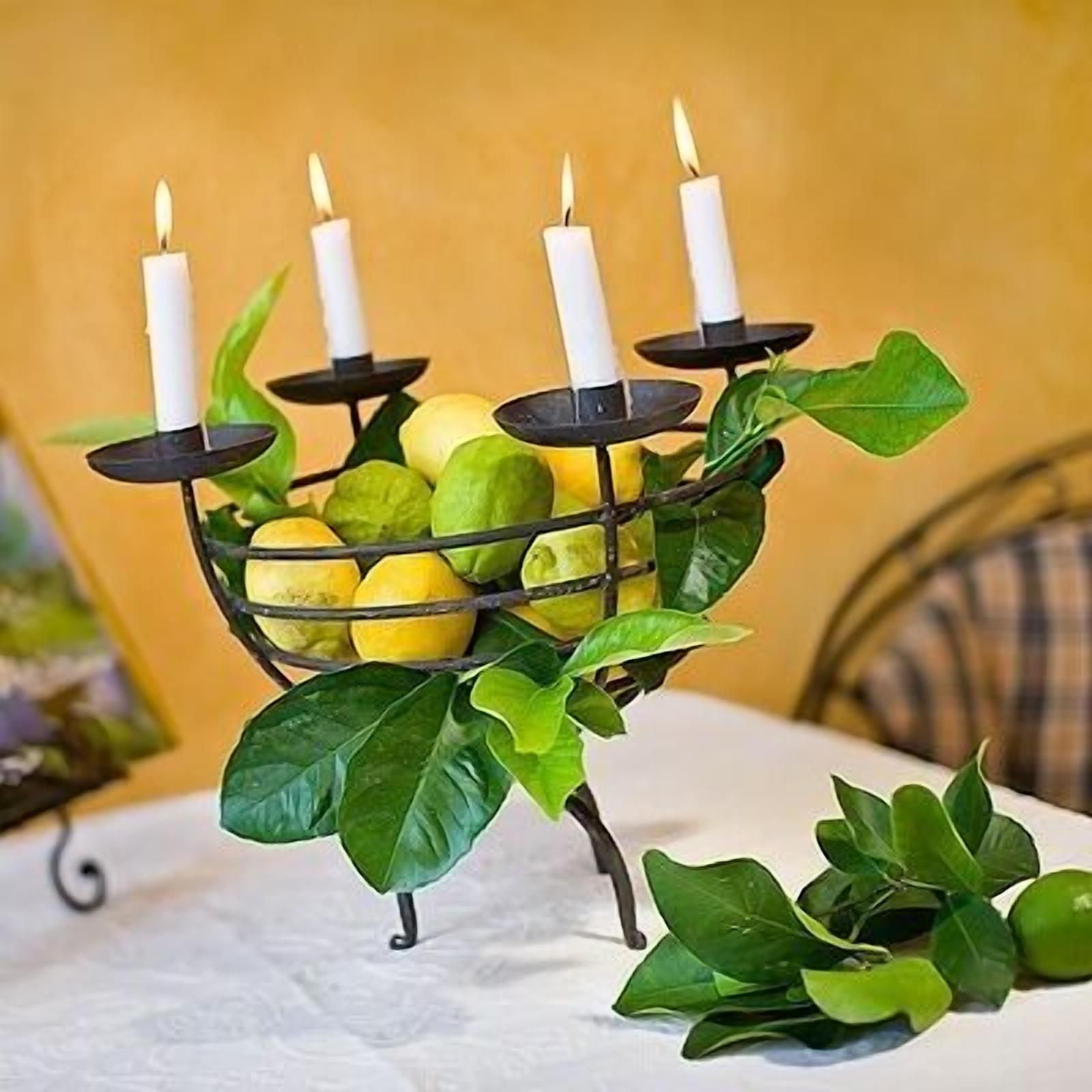 Un candelabro con velas encendidas y limones.