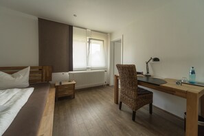 Habitación Confort doble | Escritorio, wifi gratis, ropa de cama