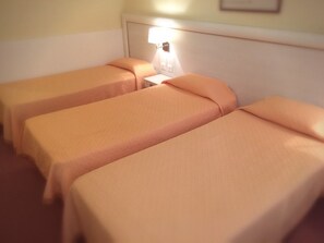 Triple Room | Desk, blackout drapes, soundproofing, free cribs/infant beds - Hôtel Elysée (Lyon)