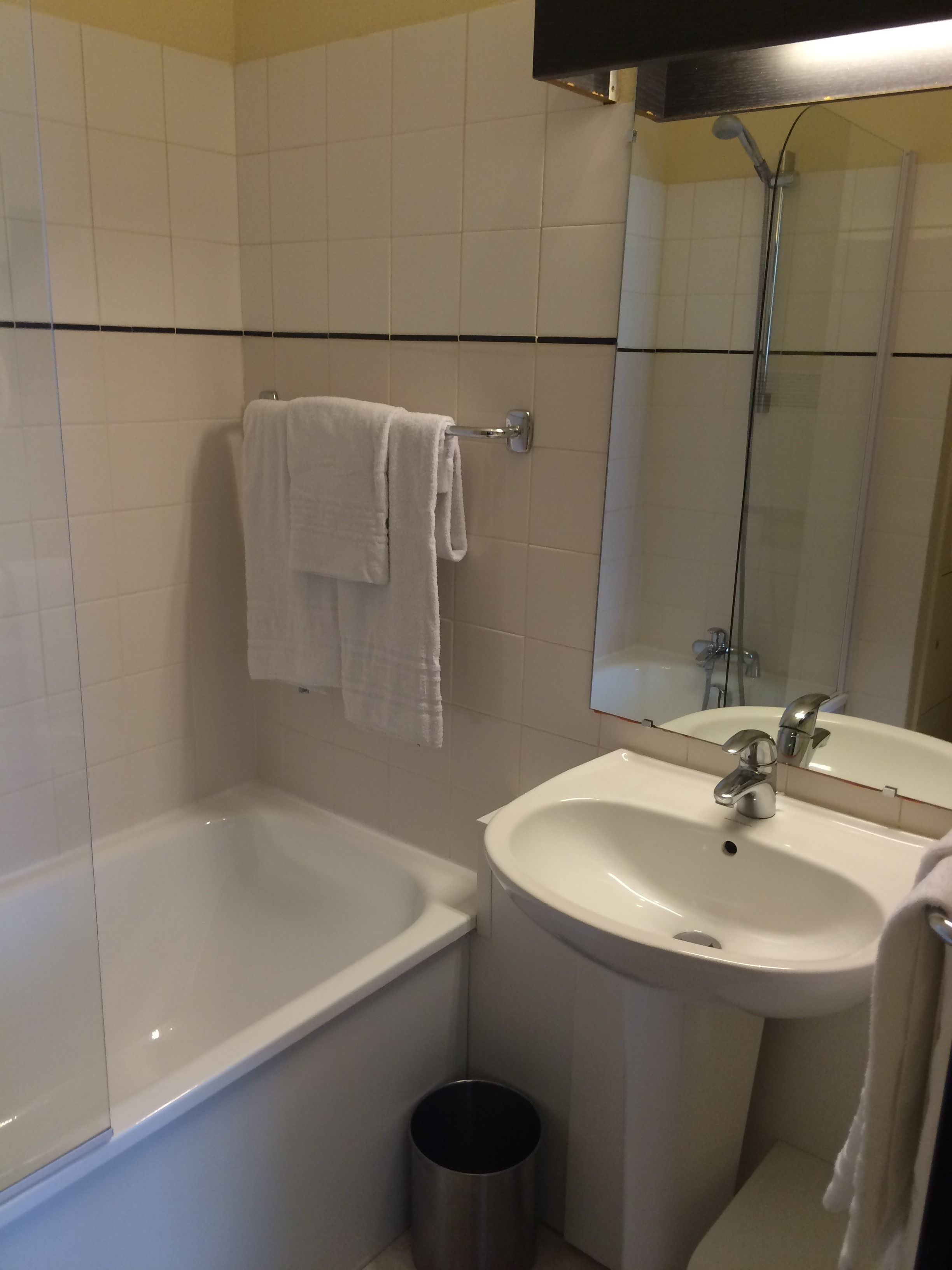 twin room | desk, blackout curtains, soundproofing, free cots/infant beds