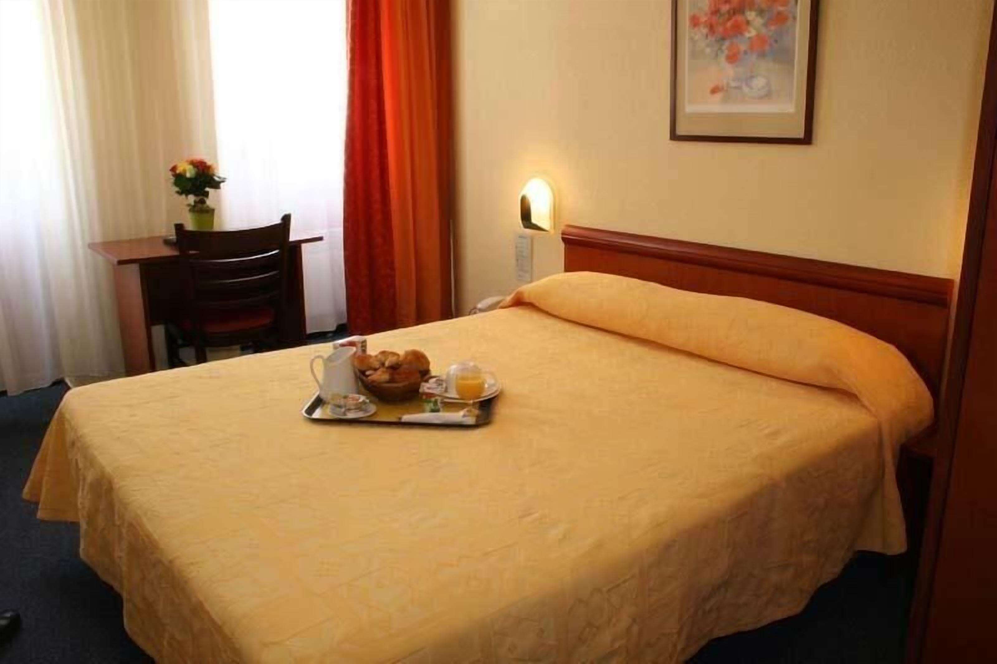 desk, blackout curtains, soundproofing, free cots/infant beds