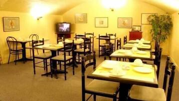 Daily continental breakfast (EUR 9.50 per person)