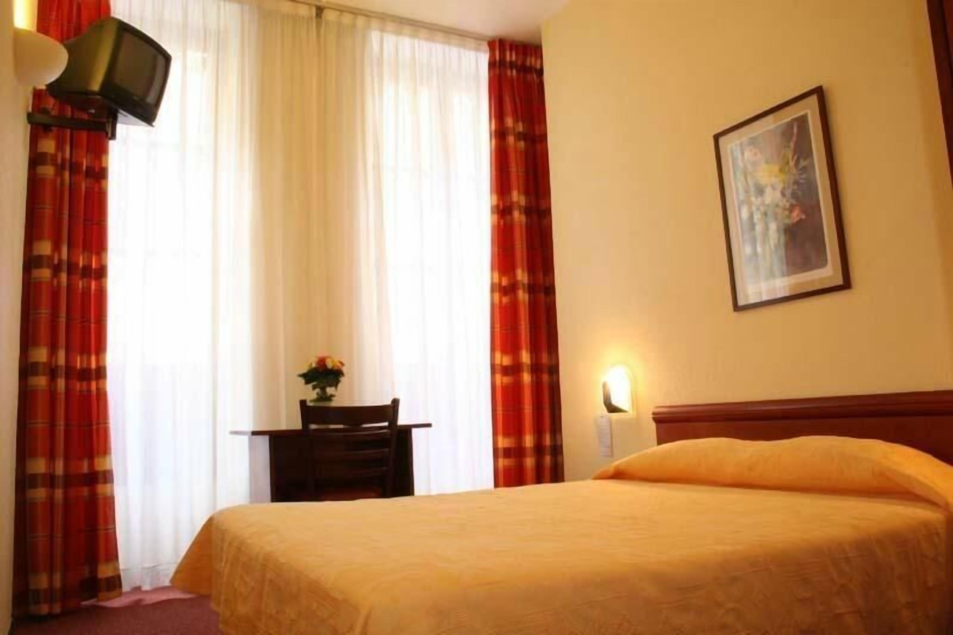 comfort double room, bathtub | desk, blackout curtains, soundproofing, free cots/infant beds