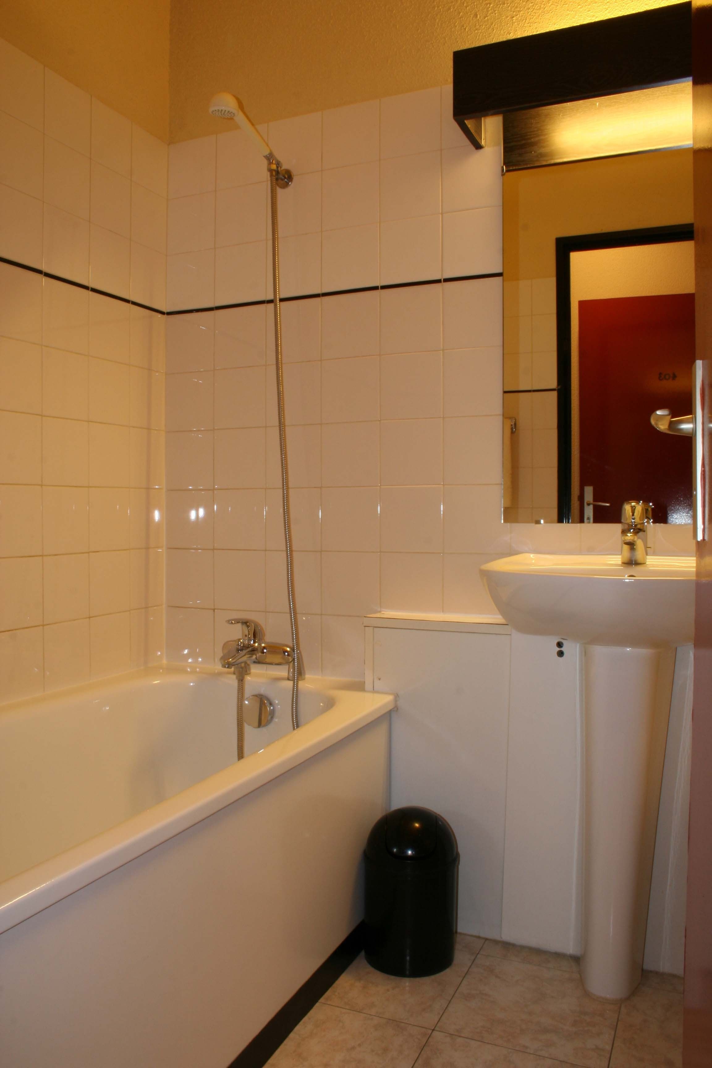 triple room | bathroom | free toiletries, hair dryer, towels