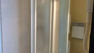 Quarto solteiro (Attic with Windows) | Banheiro | Produtos de toalete grátis, secador de cabelo, toalhas de banho