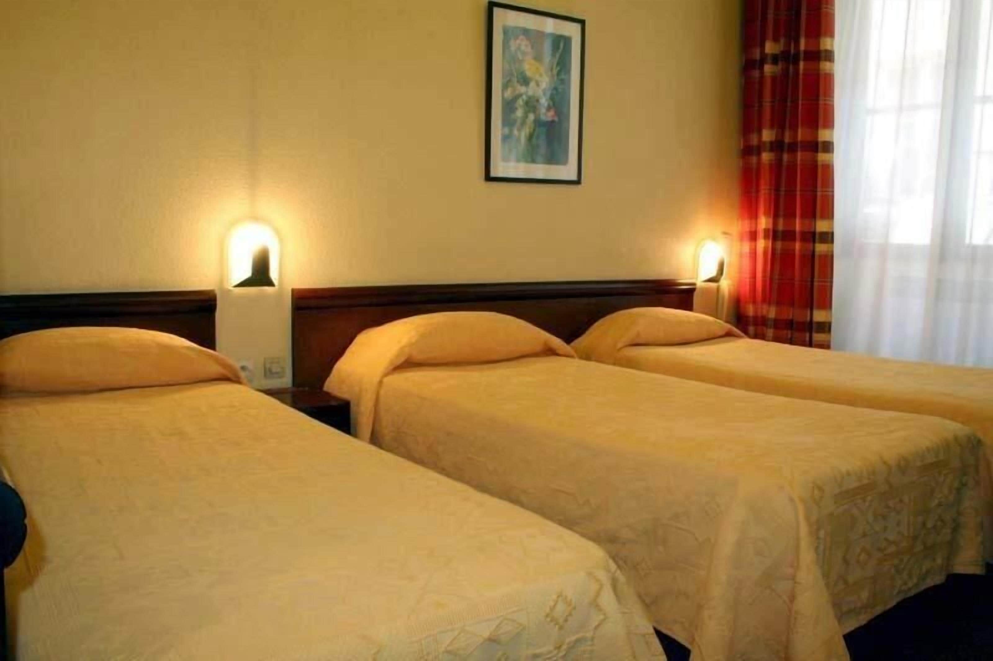 三人房 | 办公桌、遮光窗帘、隔音、免费婴儿床