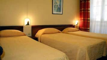 Habitación triple | Escritorio, cortinas blackout, insonorización y cunas gratuitas