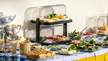 Päivittäinen buffetaamiainen (35 PLN per henkilö)