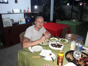 Petit déjeuner, déjeuner, dîner et brunch servis sur place