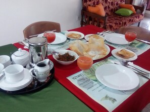 供应早餐、午餐和晚餐，本地与国际菜