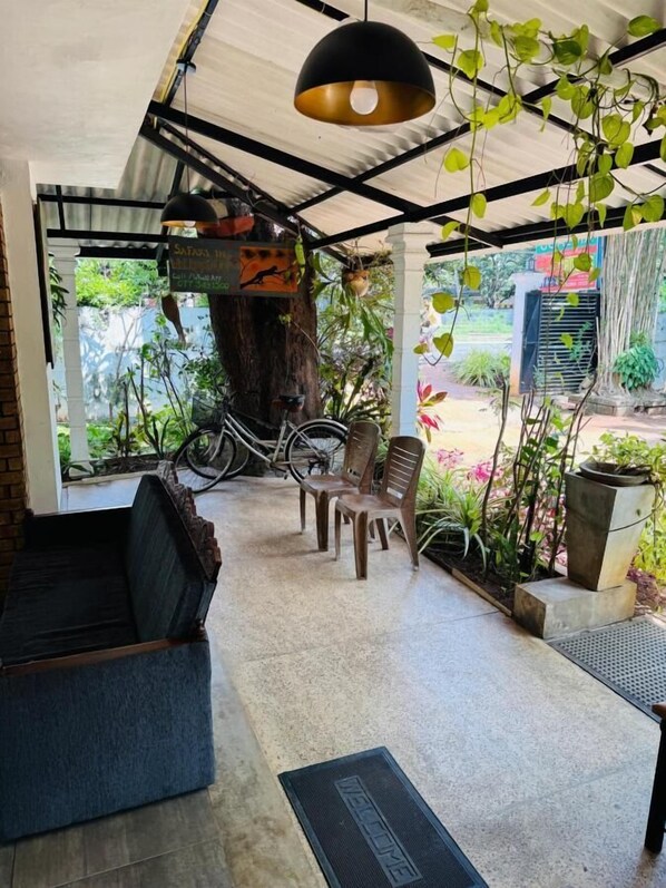 Habitación doble estándar, 1 cama matrimonial, baño privado | Escritorio, wifi gratis y ropa de cama 
