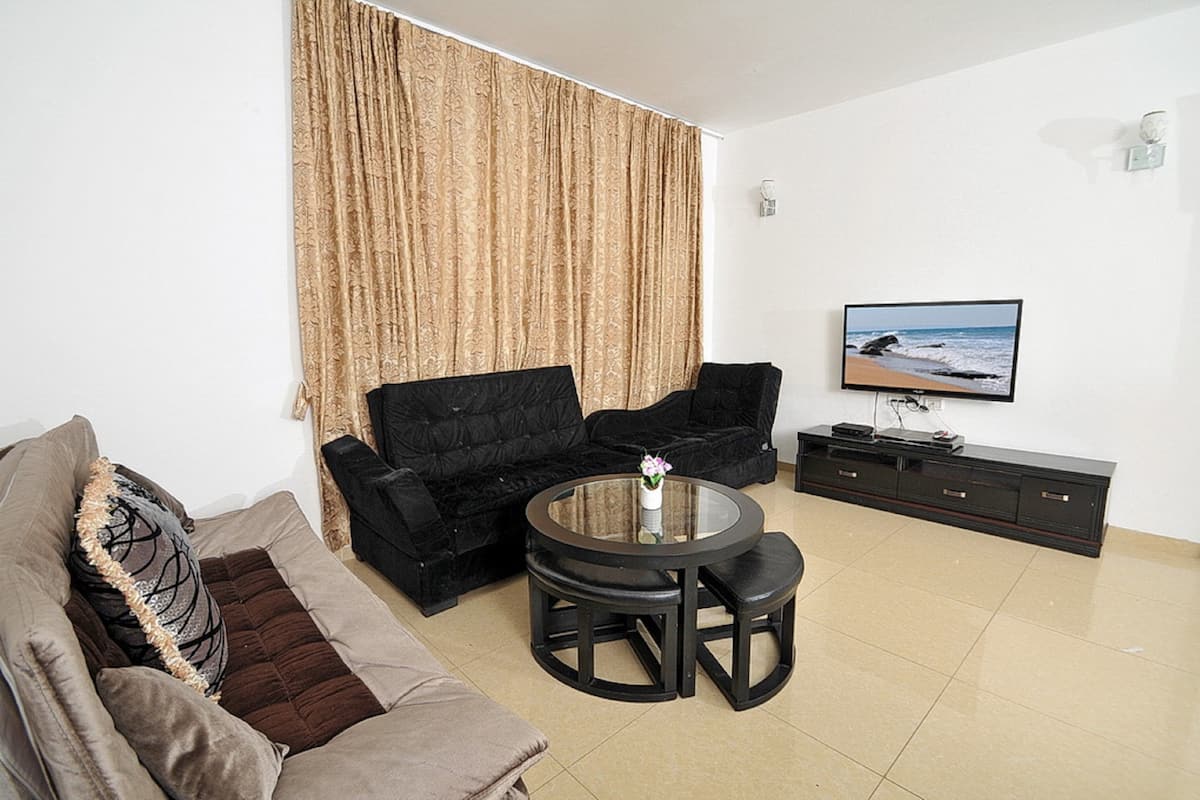 Apartment, 2 Bedrooms | Living room | Flat-screen TV