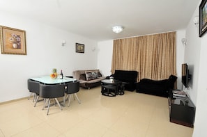 Apartment, 2 Bedrooms | Living room