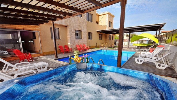 Outdoor spa tub - Crown Estate (Migdal)