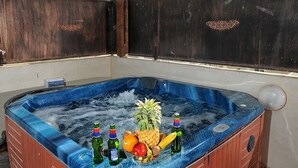 Outdoor spa tub - Crown Estate (Migdal)